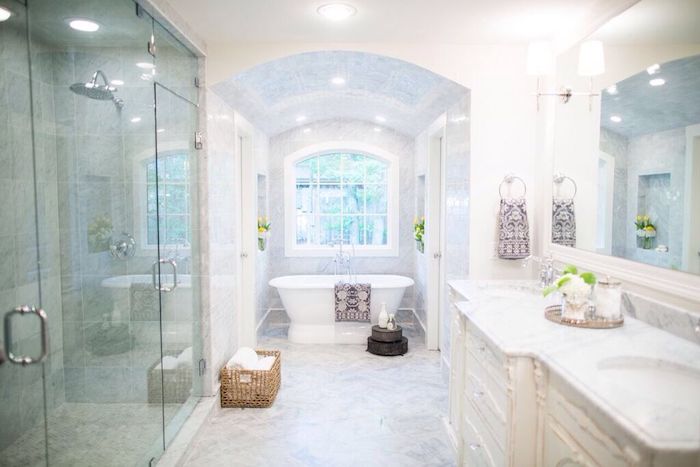 Douche clôturé de verre cabine, salle de bain luxe, marbre blanc quelle couleur pour la salle de bains marbre