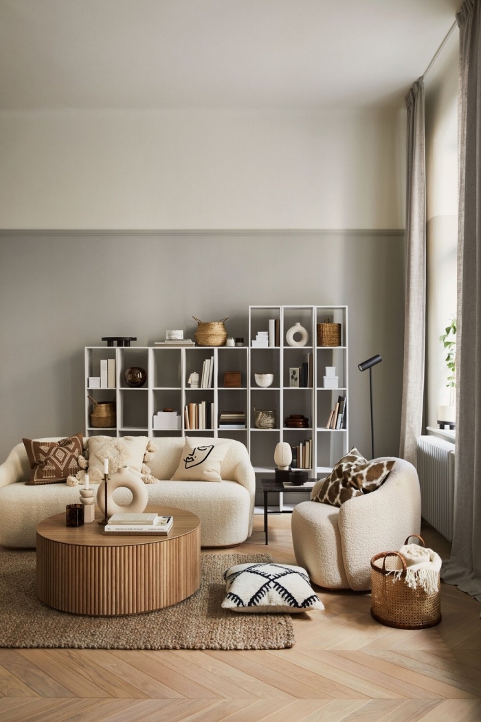 deco appartement contemporain aux murs en beige et gris aménagé avec meubles en tissu beige et accents en bois