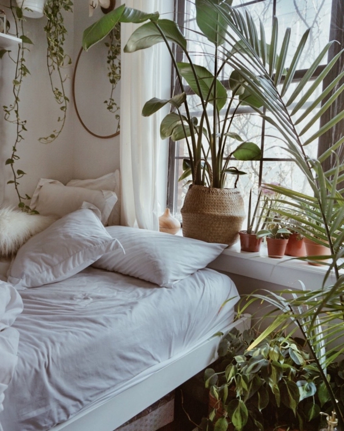 idée déco chambre bohème aux murs blancs avec lit cozy et suspensions florales, comment décorer une petite chambre