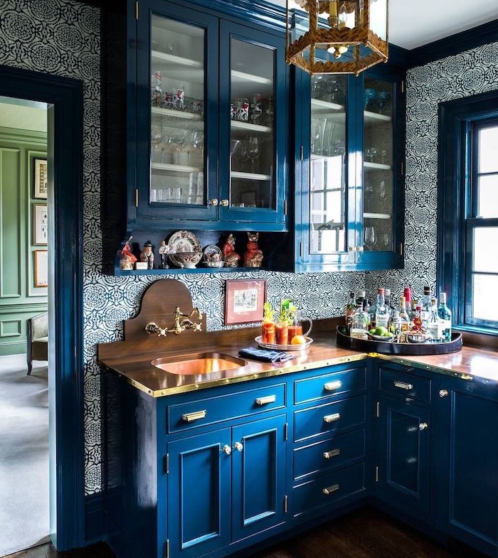 papier peint cuisine bleu et blanc motif floral, meuble cuisine haut et bas couleur bleue et plan de travail bois, lustre vintage