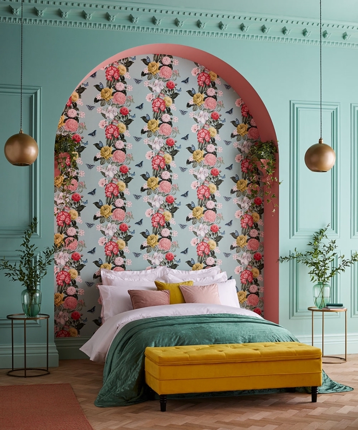 deco chambre adulte moderne aux murs vert menthe avec un pan de mur en papier peint floral aménagée avec meubles colorés