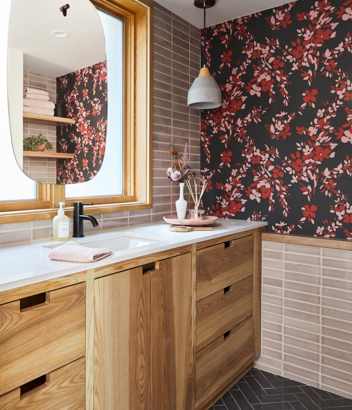 comment décorer une salle de bain tendance aux murs à carrelage beige avec pan de mur en papier peint floral
