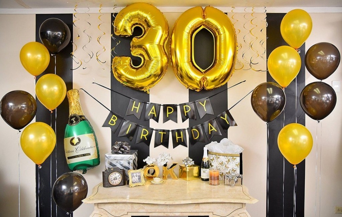 deco anniversaire noir et or pour une fête à la maison, coin festif avec ballons hélium et ballon en chiffres dorés