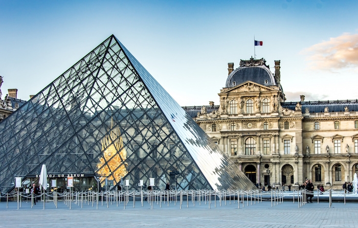 La pyramide du musée du Louvre à Paris, France, dans lequel se trouve Mona Lisa : les dix plus beaux musées du monde