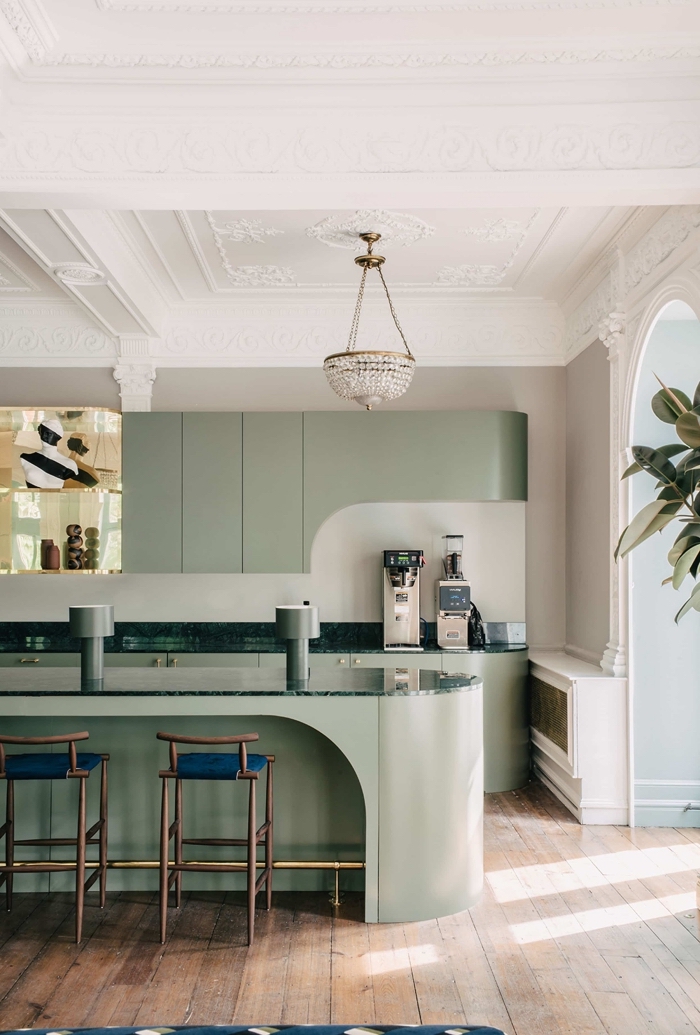 tendance cuisine 2020 de style moderne aux murs gris clair avec meubles en vert olive sans poignées et accents métal
