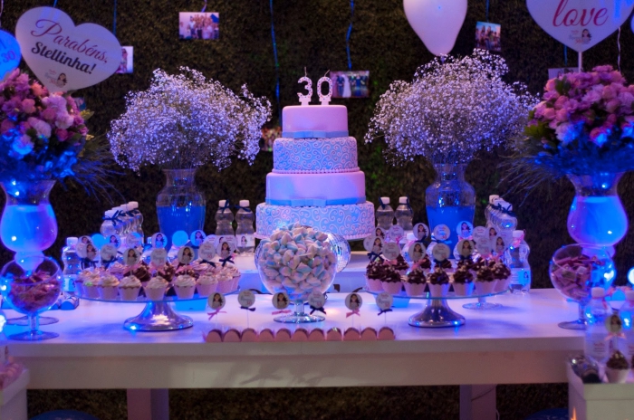 organiser un party joyeux anniversaire 30 ans stylé pour femme, décoration table en bleu et rose pastel avec fleurs