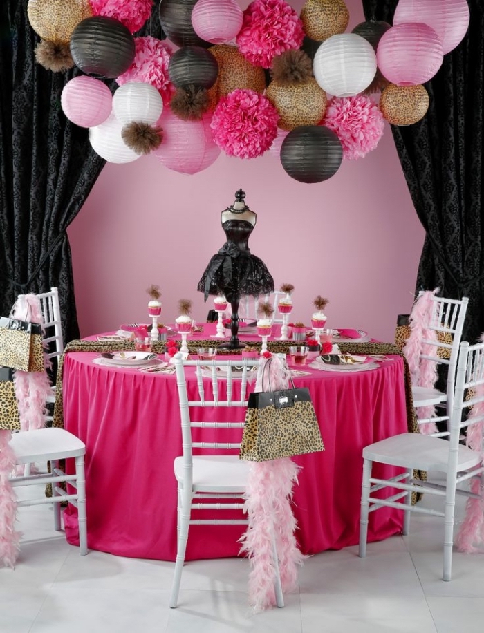 exemple de décoration table anniversaire adulte femme, décoration en rose et noir avec accents en or et imprimés léopard