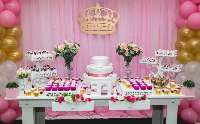 party-femme-anniversaire-inoubliable-30-ans-table-desserts-muffins-cupcakes-bouquet-de-roses-ballons-gâteau-layer-cake exemple de décoration table anniversaire adulte pour femme, coin réception anniversaire femme avec ballons et desserts