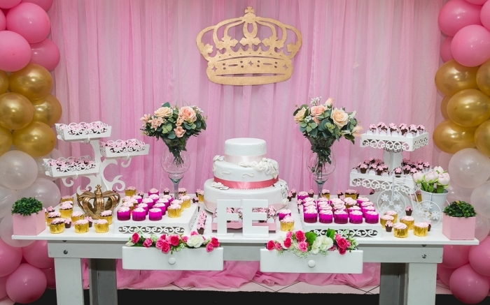 exemple de décoration table anniversaire adulte pour femme, coin réception anniversaire femme avec ballons et desserts