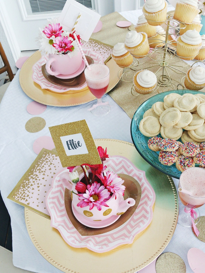 deco de table anniversaire pour fille, arrangement de table festive avec desserts et fleurs, modèle de serviette rose et or