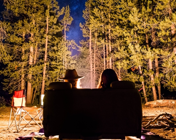 idée d'activité a faire en couple, organiser une soirée en amoureux en plein air dans la forêt avec feu et tente