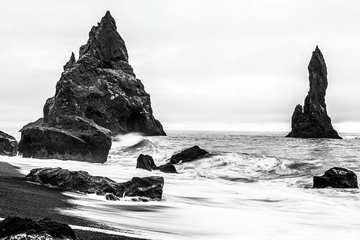 paysage ocean vagues rochers sable noir eau ciel gris photographie nature