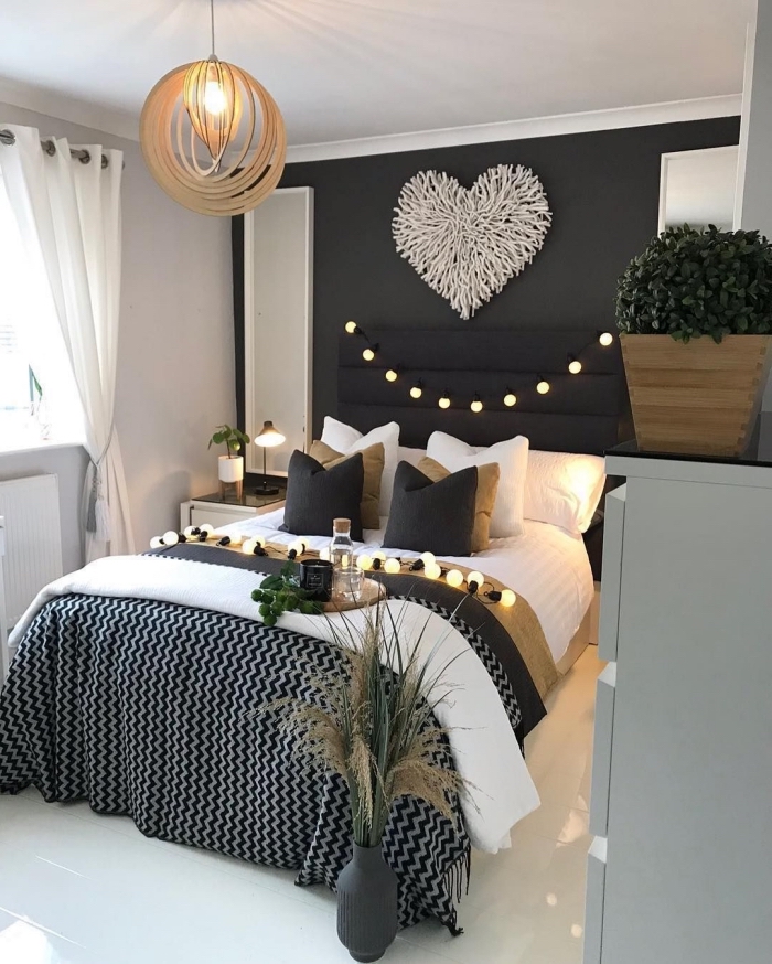 modèle de lit adulte avec rangement mural vertical, exemple comment décorer un lit avec coussins en noir et beige