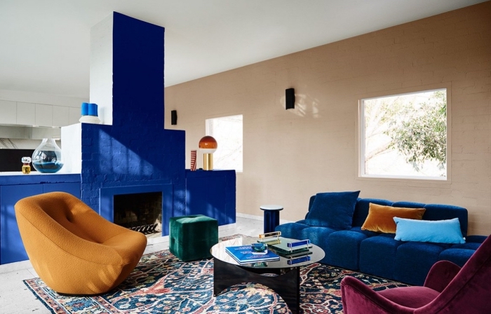 quelle couleur de peinture pour salon moderne, design salon aux murs beige avec pan de mur en bleu marine