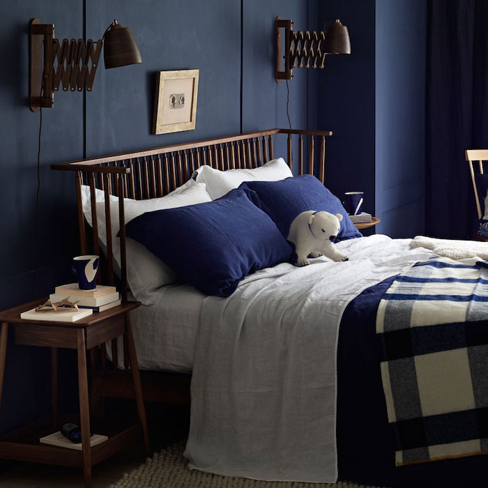 deco chambre bleu et blanc avec linge de lit bleu et blanc, table de nuit et tete de lit bois, lampes vintage originales
