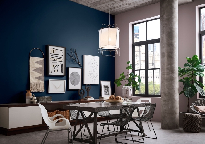 deco salle a manger tendance moderne, design pièce contemporaine aux murs en bleu marine et rose poudré avec accents en gris