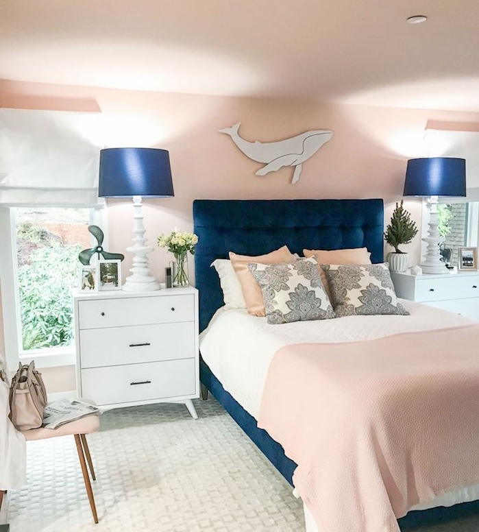 murs couleur saumon dans une chambre avec lampadaires et lit bleu, commode blanc, tapis blanc, tendance couleur 2020 le bleu classique
