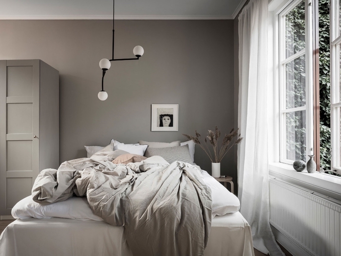idée de deco chambre a coucher aux murs foncés avec plafond blanc et objets de nuances de gris et de blanc