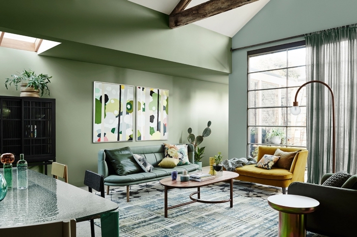tendance couleur 2020 nuances de vert, design salon contemporain aux murs verts avec accents en bois foncé et jaune