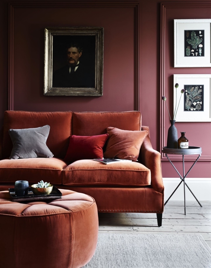idée de deco salon moderne avec éléments de style rétro chic, design pièce aux murs rouge foncé avec meubles en tissu