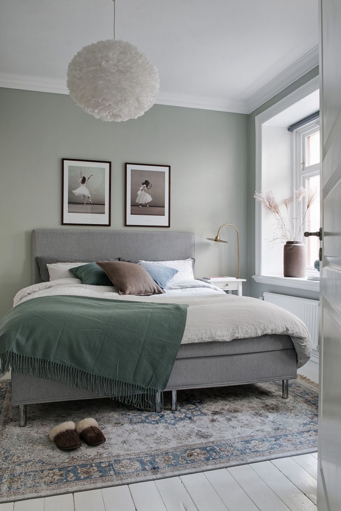 quelle couleur pour les murs dans une pièce moderne, deco chambre parentale aux murs vert pastel avec lit gris