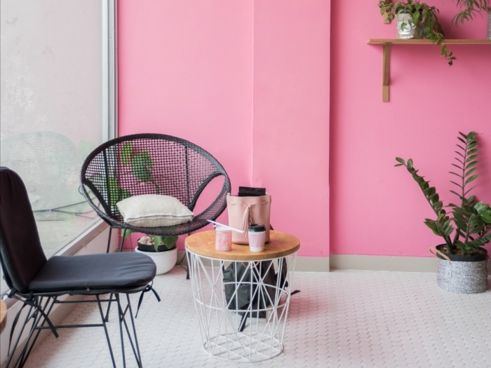 tendance couleur 2020 pour un salon moderne, déco de pièce rose avec meubles en bois clair et métal noirci