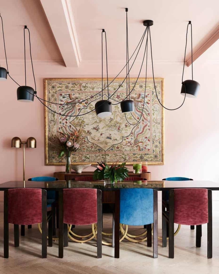 deco tendance 2020 moderne, pièce rose pastel aménagée avec meubles en bois brut et accents en velours