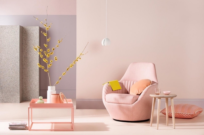 tendance couleur 2020 pour un salon, design pièce moderne aux murs rose pastel aménagée avec meubles en velours
