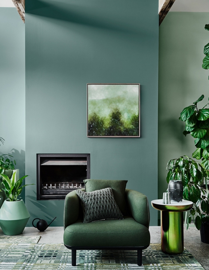tendance couleur 2020 pour un salon, exemple de salon aux murs verts aménagé avec meubles en vert et accents noir mat