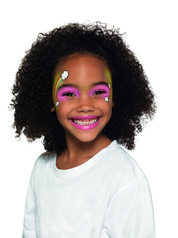 exemple de maquillage fille pour fête déguisée à réaliser avec peinture faciale à effet arc en ciel et fards à paupières rose