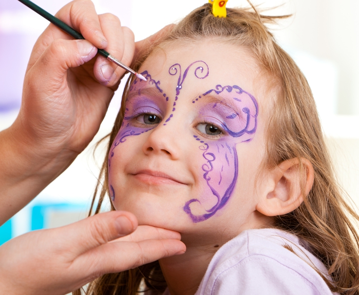 techniques et astuces pour un maquillage halloween facile pour enfant, comment peindre sur un visage fille avec pinceau