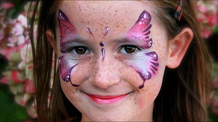 modèle de papillon violet sur visage fille réalisé avec peinture visage enfant et pochoir, déguisement petite fille pour carnaval