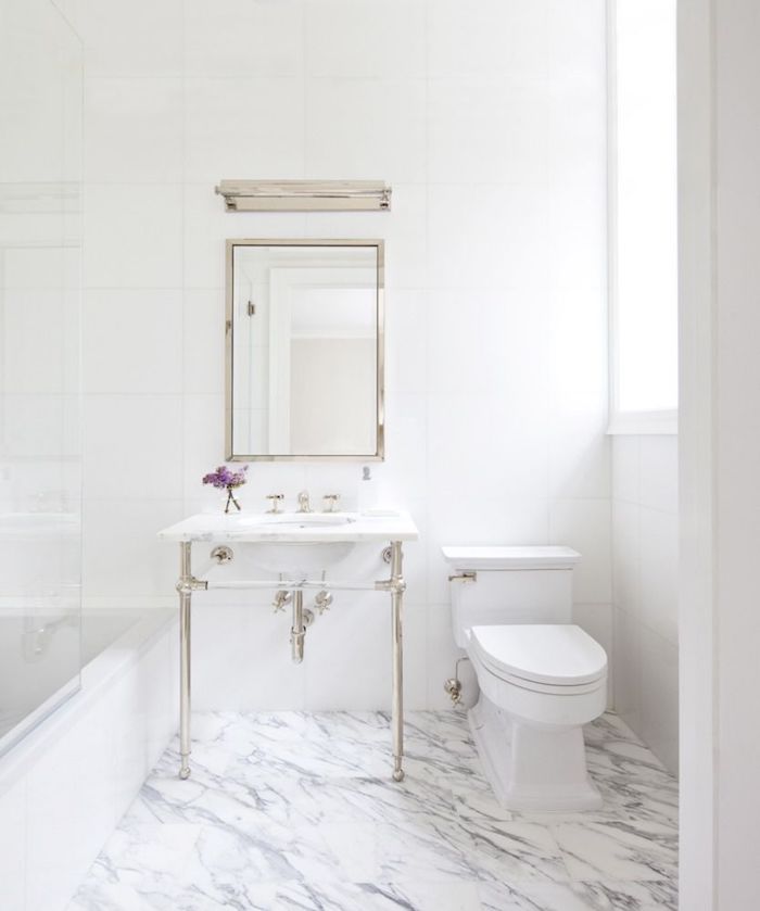 Sol en marbre et lavabo en pieds style industriel, salle de bain retro avec accents lux, salle de bain en marbre blanc chic