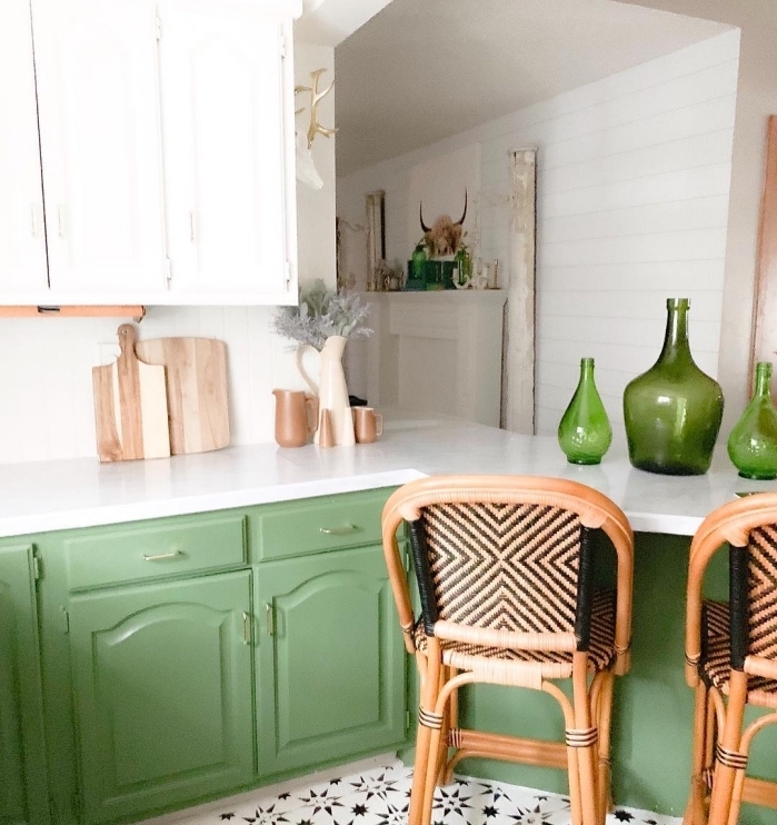 décoration de petite cuisine en blanc et vert avec accents en bois, modèle de cuisine blanche avec armoires vertes