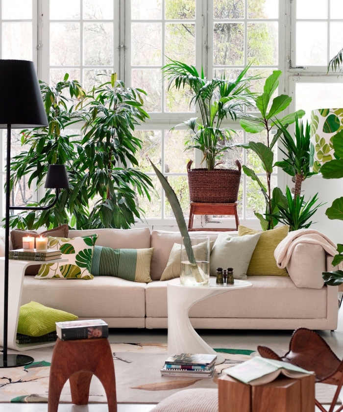 deco salon moderne aménagé avec meubles en tissu rose pastel et plantes, tendance design intérieur moderne
