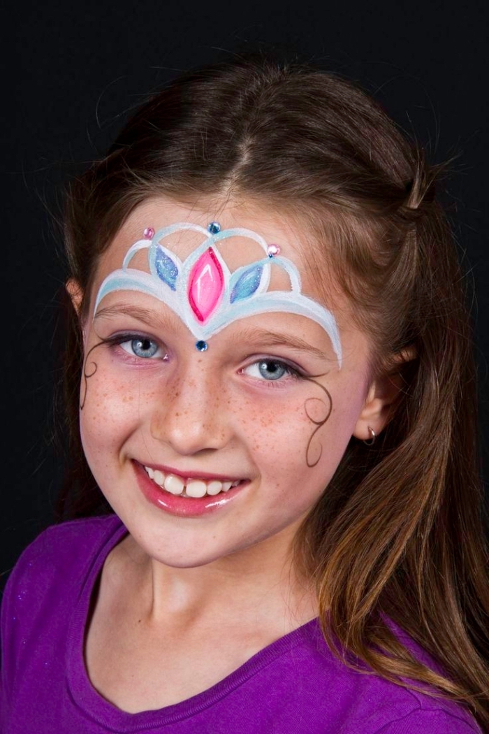 comment maquiller une fille comme princesse, exemple de maquillage enfant facile avec couronne en peinture faciale