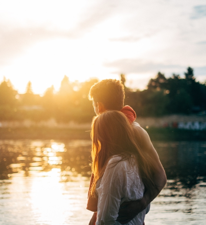 idée d'activités à faire en couple, jeune couple amoureux en promenade romantique au bord d'un lac au coucher de soleil