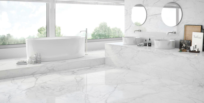 Grande pièce salle de bain en marbre blanc, beauté dans la simplicité design, simplicité dans la déco, lavabo double en marbre et miroirs rondes