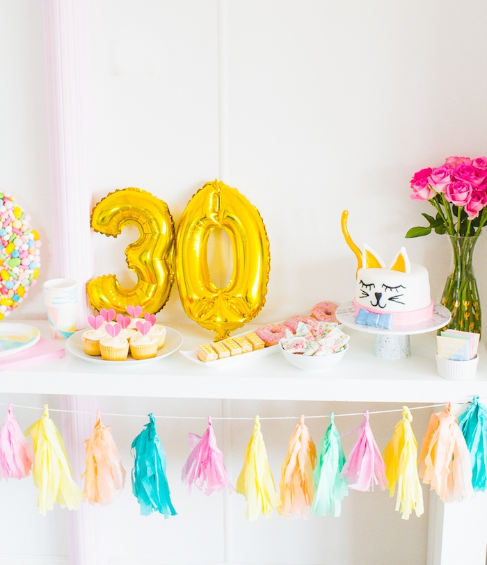 chiffres anniversaire 30 ans, candy bar décoré de guirlande de pompons à franges colorés, gateau chat anniversaire, cupcakes