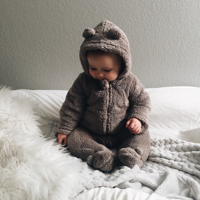 costume ourson pour bébé mignon, idée comment choisir une lessive pour bébé