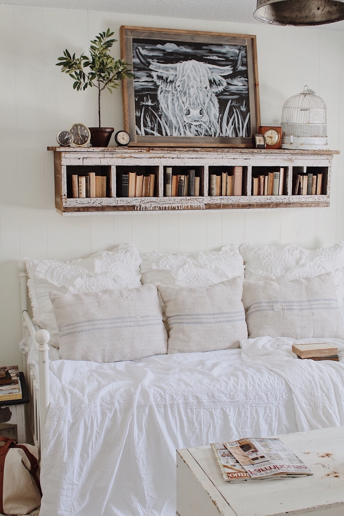 deco chambre a coucher rustique aux murs blancs avec meubles de style retro en bois usé, idée rangement mural en bois