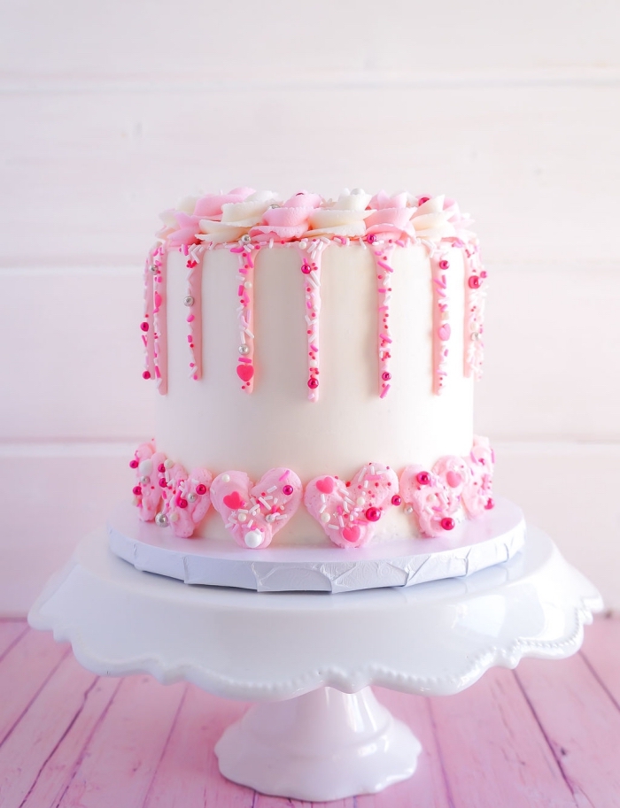 idée de gâteau fait maison pour un repas romantique, exemple de gâteau au fondant blanc décoré avec fleurs en crème rose et blanche