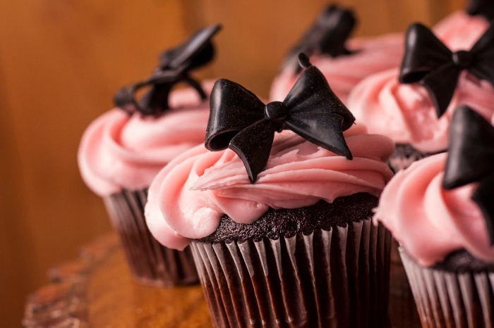 cupcakes au chocolat pour la saint valentin, idée de recette sucrée au chocolat noir pour le repas romantique