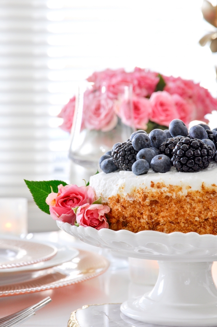 idée quel dessert pour le repas saint valentin, recette gâteau au fromage blanc et biscuits décoré avec fruits baies et noix caramélisées