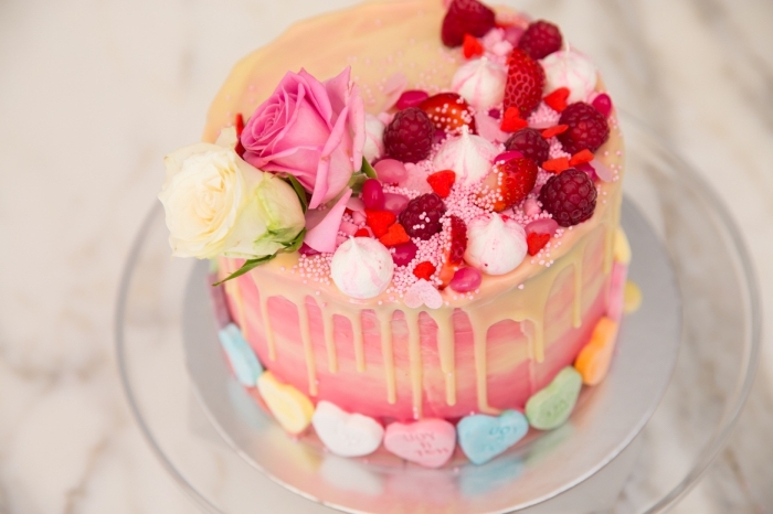 idée repas amoureux avec un gâteau fait maison, exemple de gâteau vanille au glaçage ombré avec décoration fruits congélés
