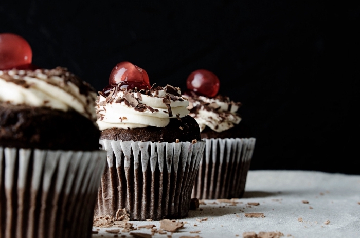 idée de recette cupcake facile pour la fête de la Saint Valentin, mini gâteau romantique au chocolat noir et crème fraîche