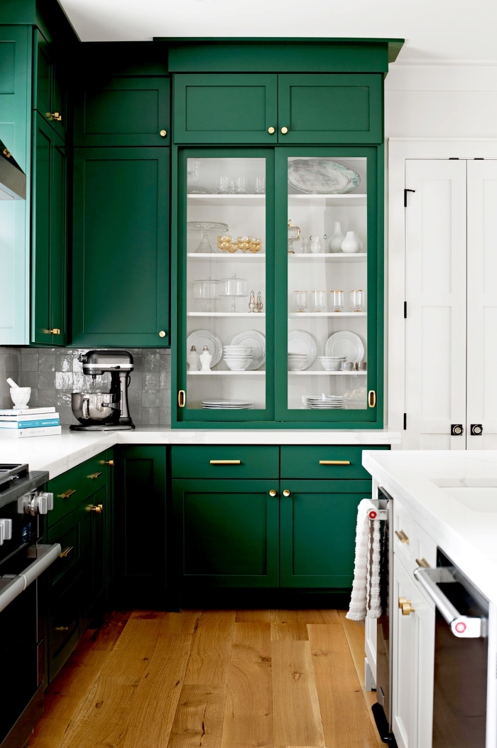 idée de couleur complémentaire du vert dans une cuisine, agencement de cuisine en l au avec meubles verts