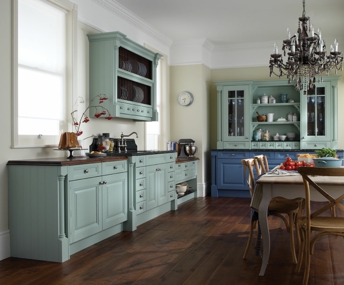 exemple comment aménager une cuisine avec meubles de couleur bleu vert, idée déco cuisine au parquet bois foncé et murs beige