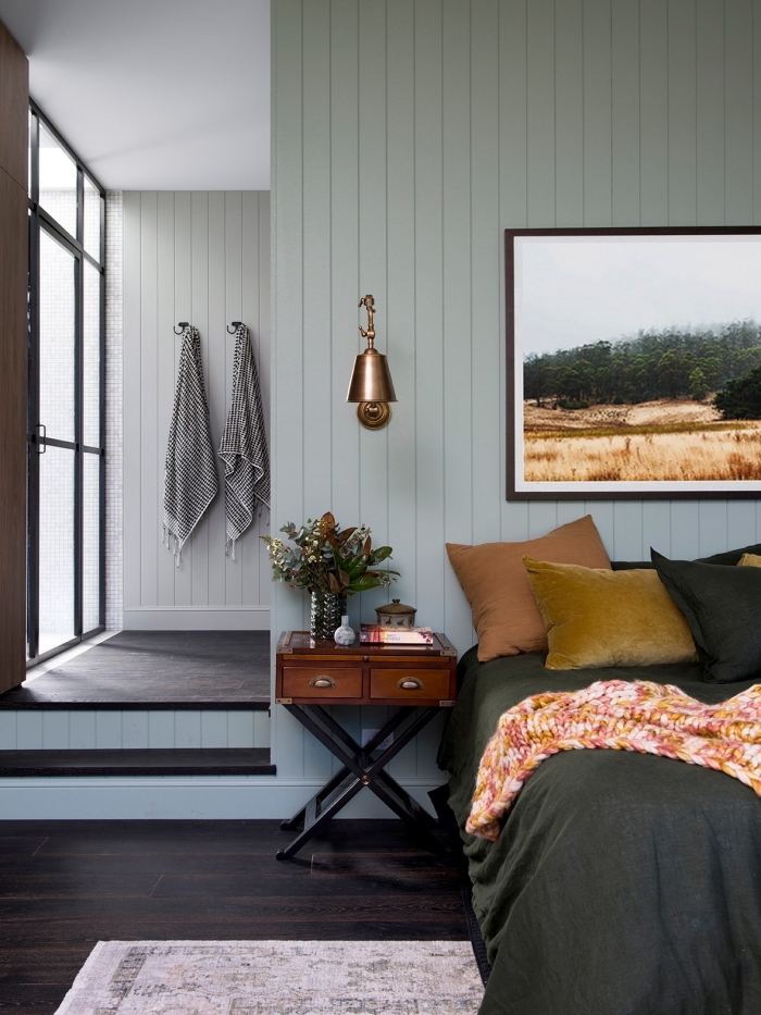 quelle couleur peinture chambre moderne aux murs vert pastel et sol en bois foncé, déco de lit moderne avec coussins velours