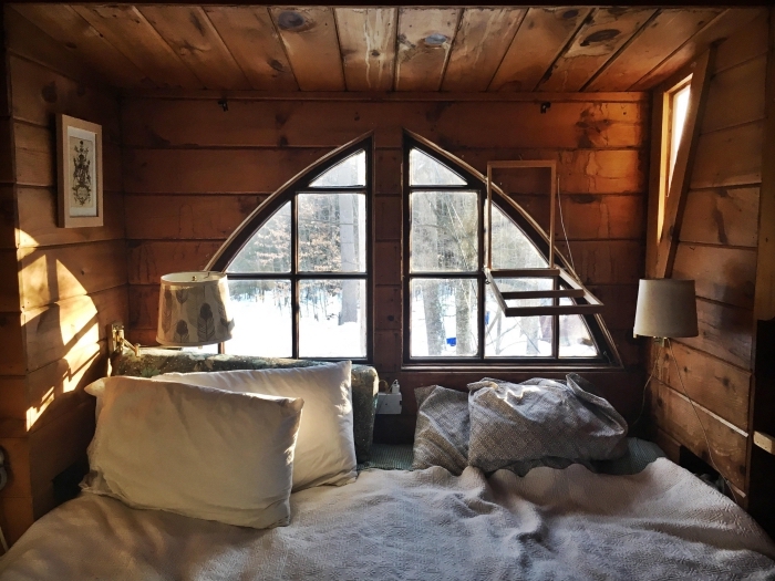 comment décorer une petite pièce aux murs bois avec lit en bois massif, créer une ambiance cozy dans une chambre montagne